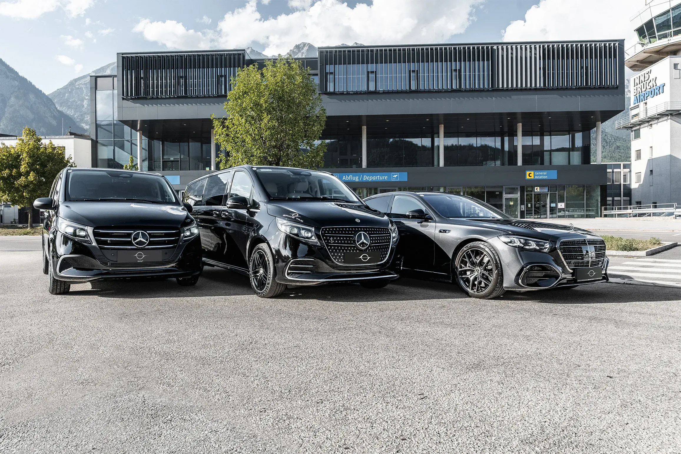 Die drei schwarzen Mercedes von Space Taxi vor dem Abflugterminal des Flughafens Innsbruck