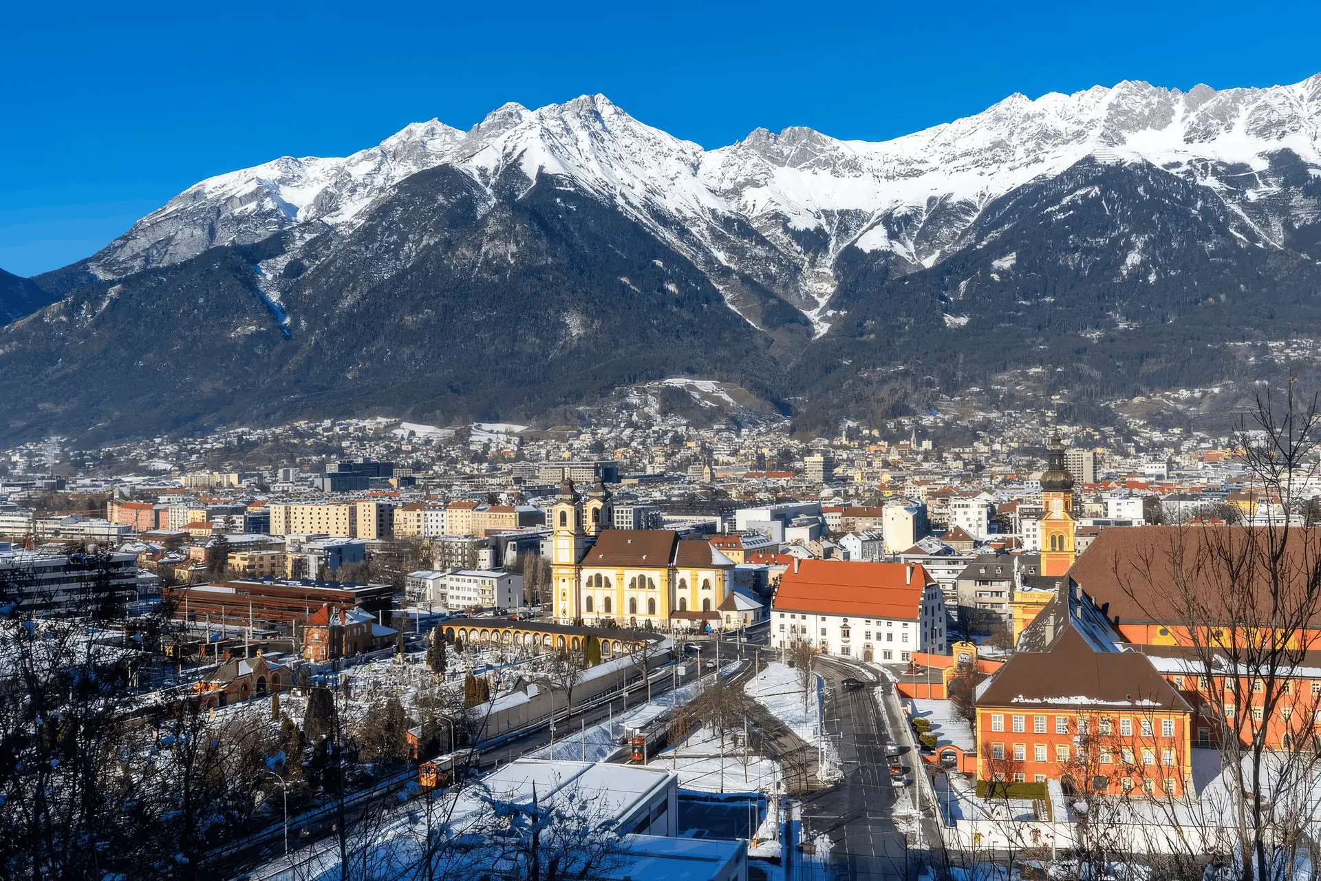 Blick über Innsbruck im Winter mit schneebedeckter Nordkette im Hintergrund