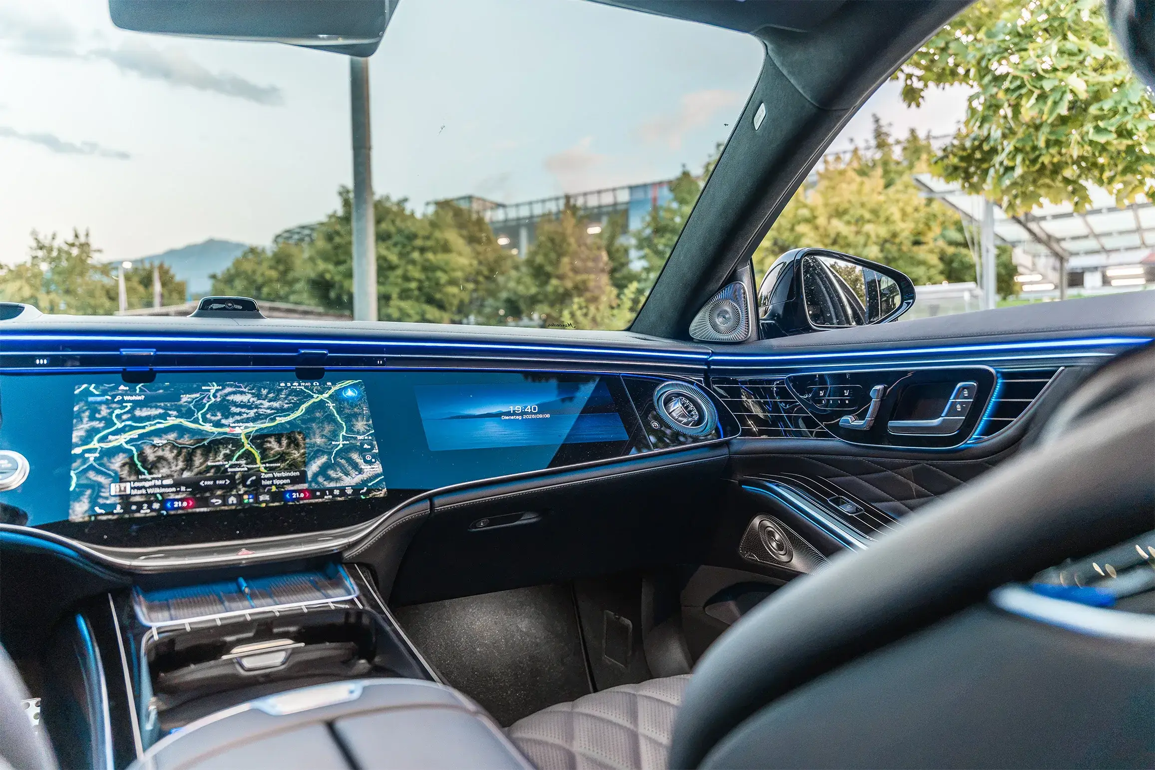 Cockpit der Mercedes S-Klasse, auf dem Bildschirm die Navigationskarte von Innsbruck