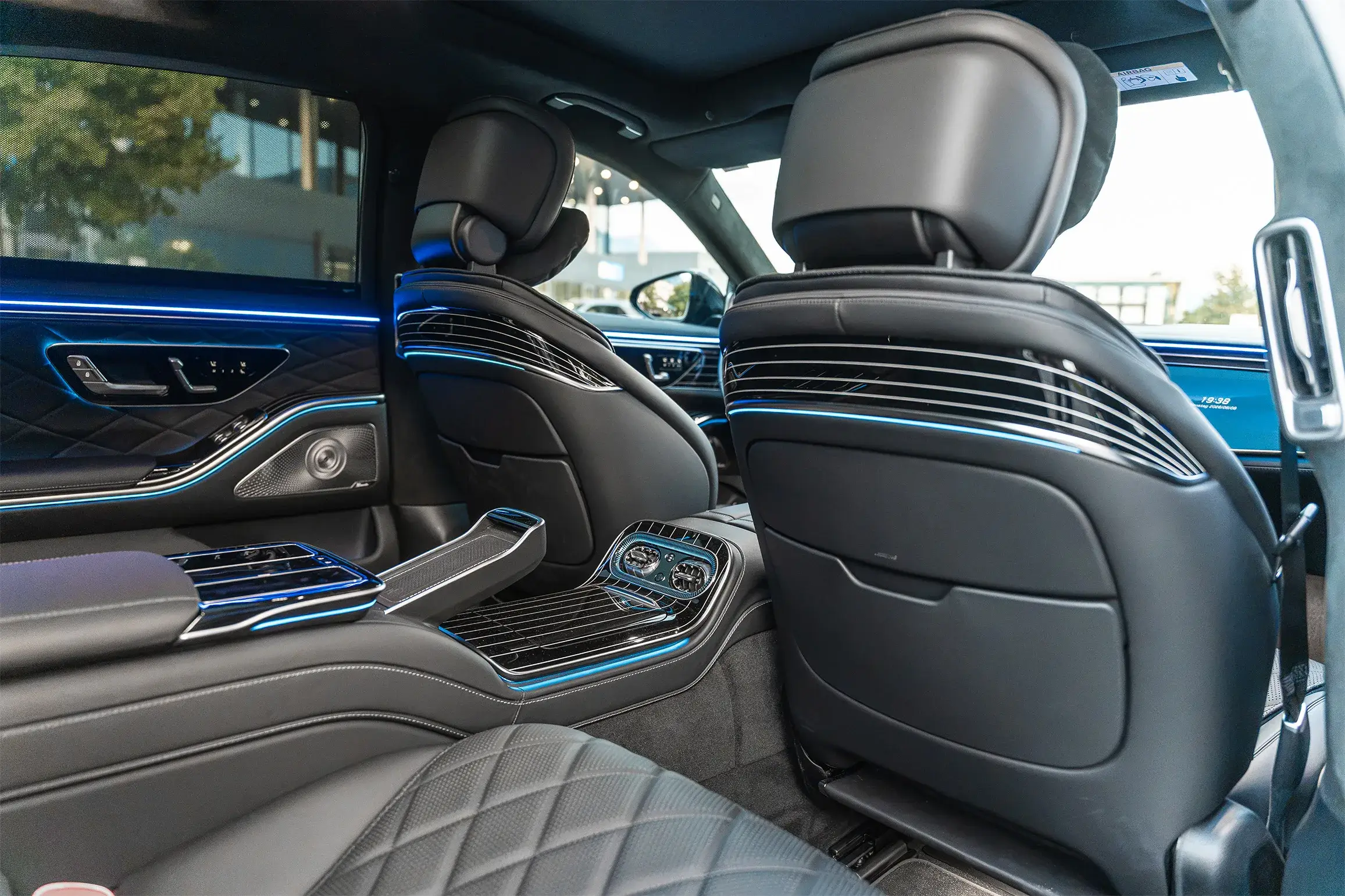 Fond der Mercedes S-Klasse mit Ambientebeleuchtung und gesteppten Ledersitzen