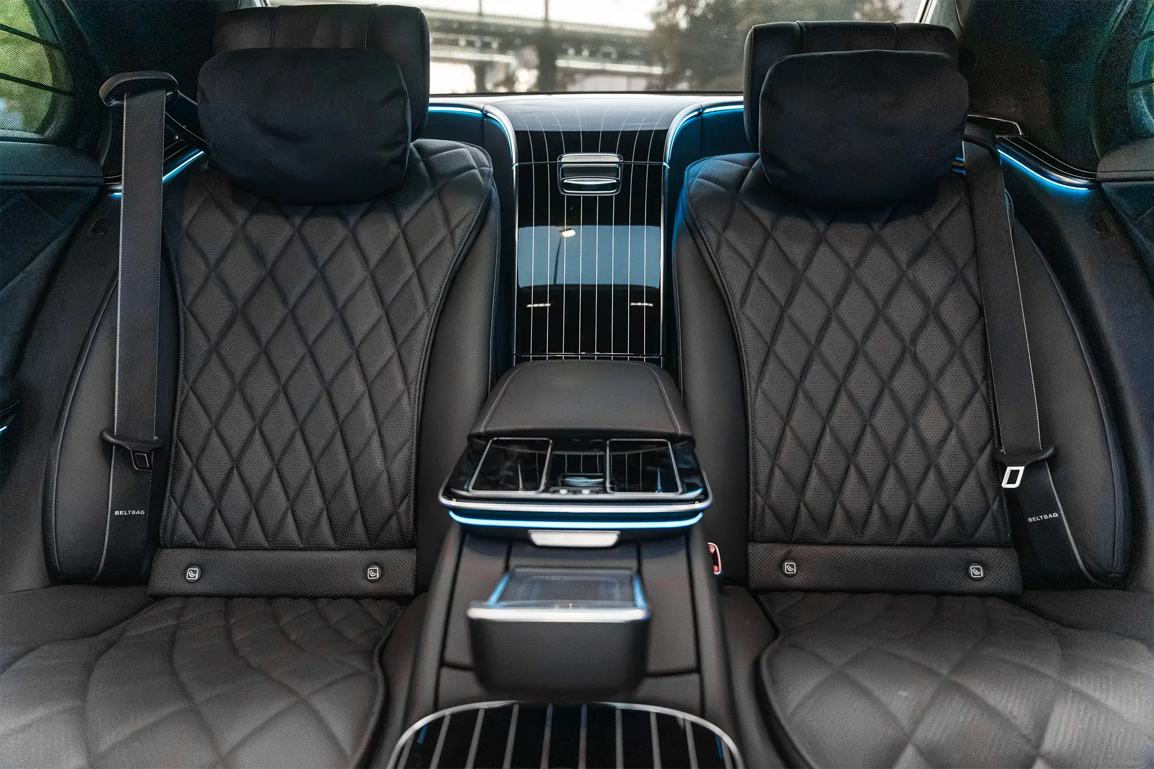 Zwei gesteppte Ledersitze im Fond der Mercedes S-Klasse mit Mittelkonsole