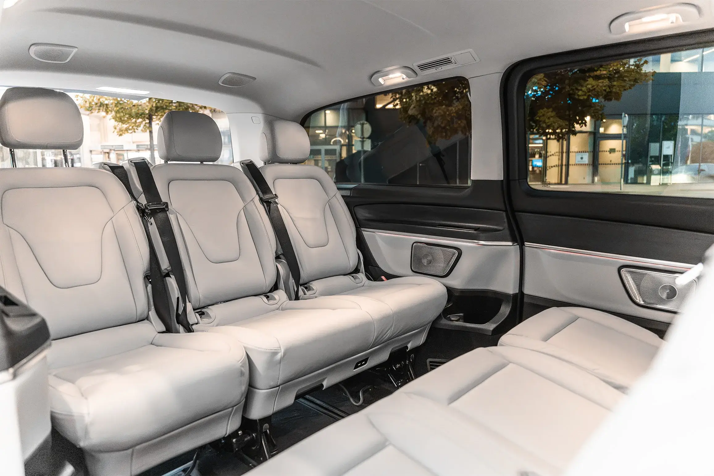 Heller Fahrgastraum der Mercedes V-Klasse mit Einzelsitzen
